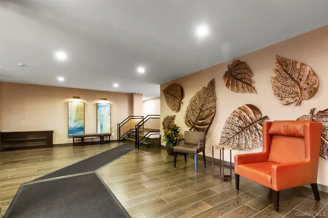 $394,999 | 372 Central Park Avenue, Unit 2E, Scarsdale, NY 10583