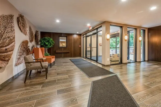 $394,999 | 372 Central Park Avenue, Unit 2E, Scarsdale, NY 10583