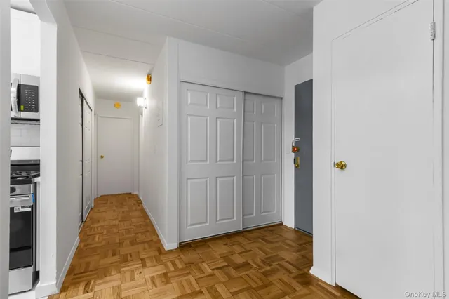 $394,999 | 372 Central Park Avenue, Unit 2E, Scarsdale, NY 10583