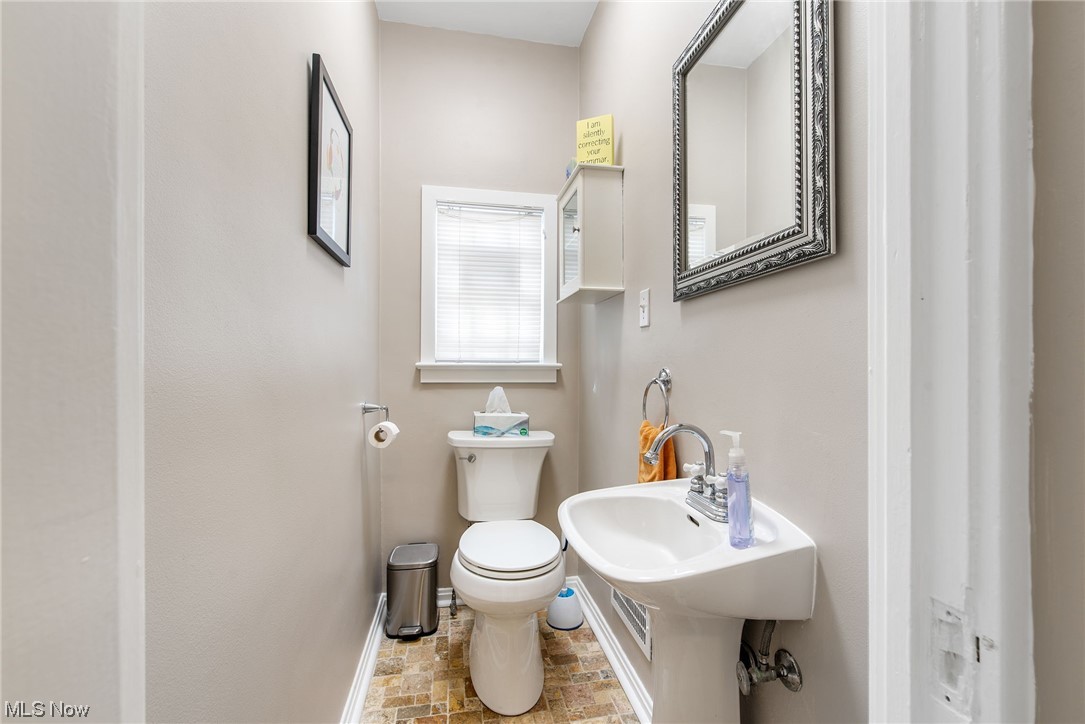 4206 Silsby Road Cleveland, OH 44118 - Photo 18 of 32 Bathroom with sink and mirror