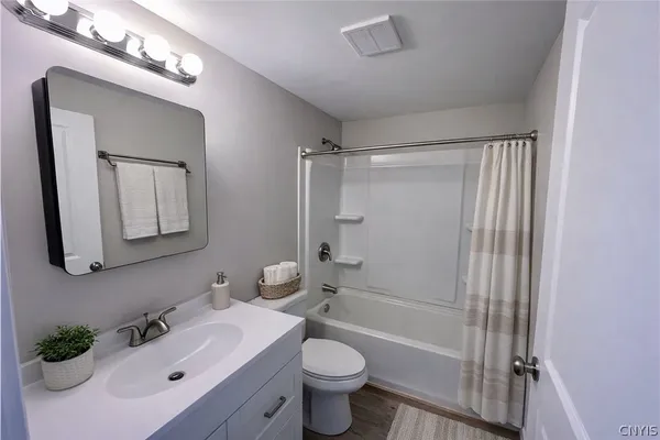 $2,100 | 4989 Driftwood Drive, Salina, NY 13088