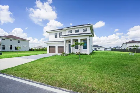 a view of house with yard
