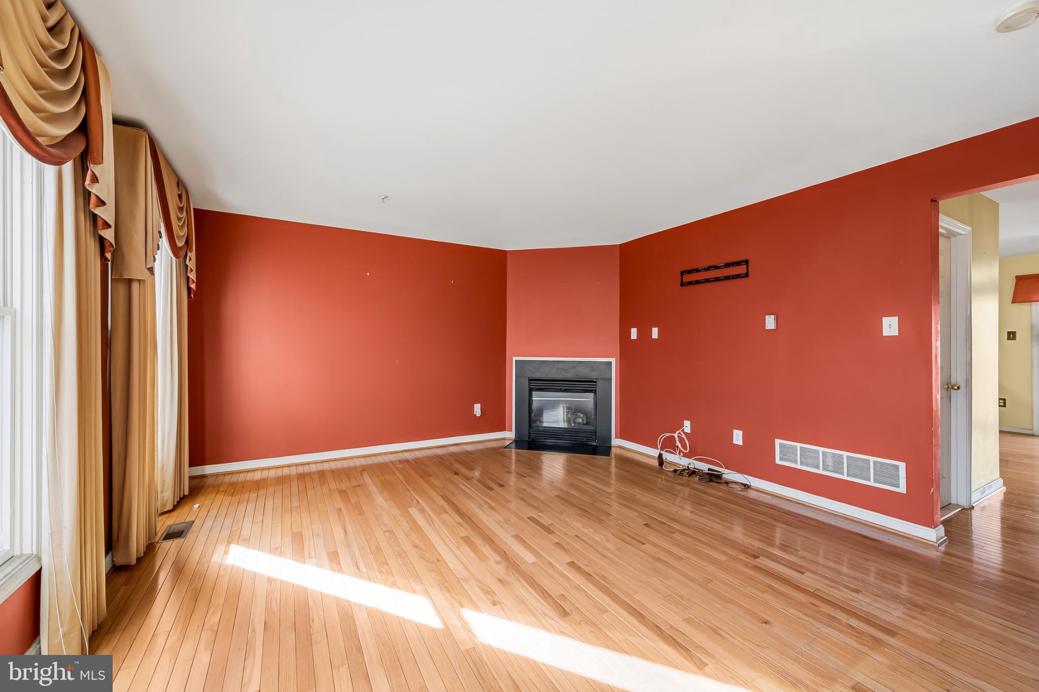 252 Robert Street Baltimore, MD 21217 - Photo 10 of 51 Spacious living area with vibrant accents.