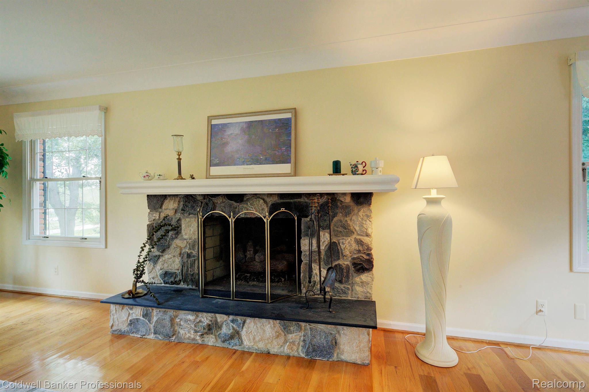 6530 Cranberry Lake Road Clarkston, MI 48348 - Photo 14 of 64 Gas logged fireplace in Great Room.