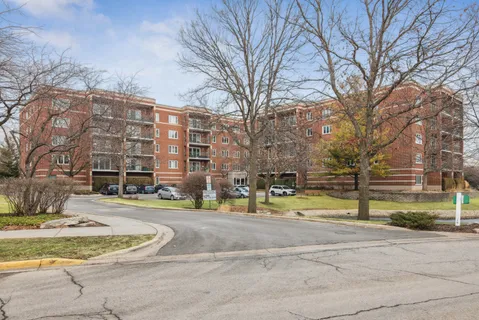 $379,900 | 5225 North Riversedge Terrace, Unit 201, Chicago, IL 60630