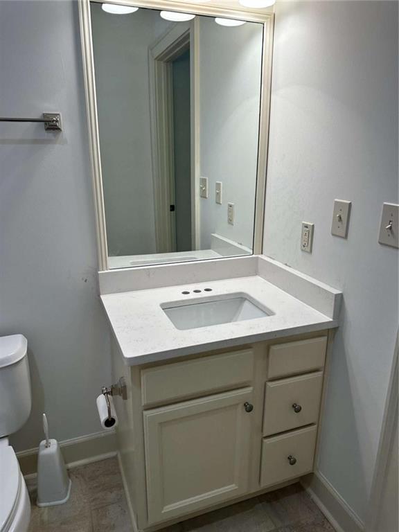 201 Riversgate Drive Atlanta, GA 30339 - Photo 52 of 69 a bathroom with a sink toilet and mirror