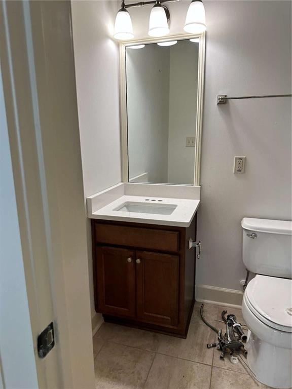201 Riversgate Drive Atlanta, GA 30339 - Photo 58 of 69 a bathroom with a sink a toilet and a mirror