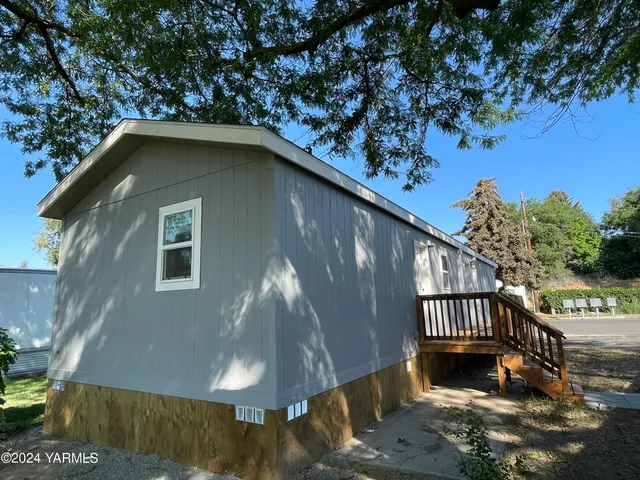 a view of a back yard of the house