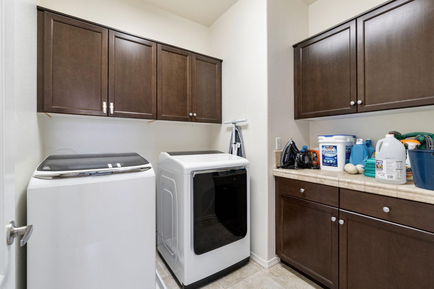 3915 Harlan Ranch Boulevard Clovis, CA 93619 - Photo 20 of 27 a utility room with sink dryer and washer