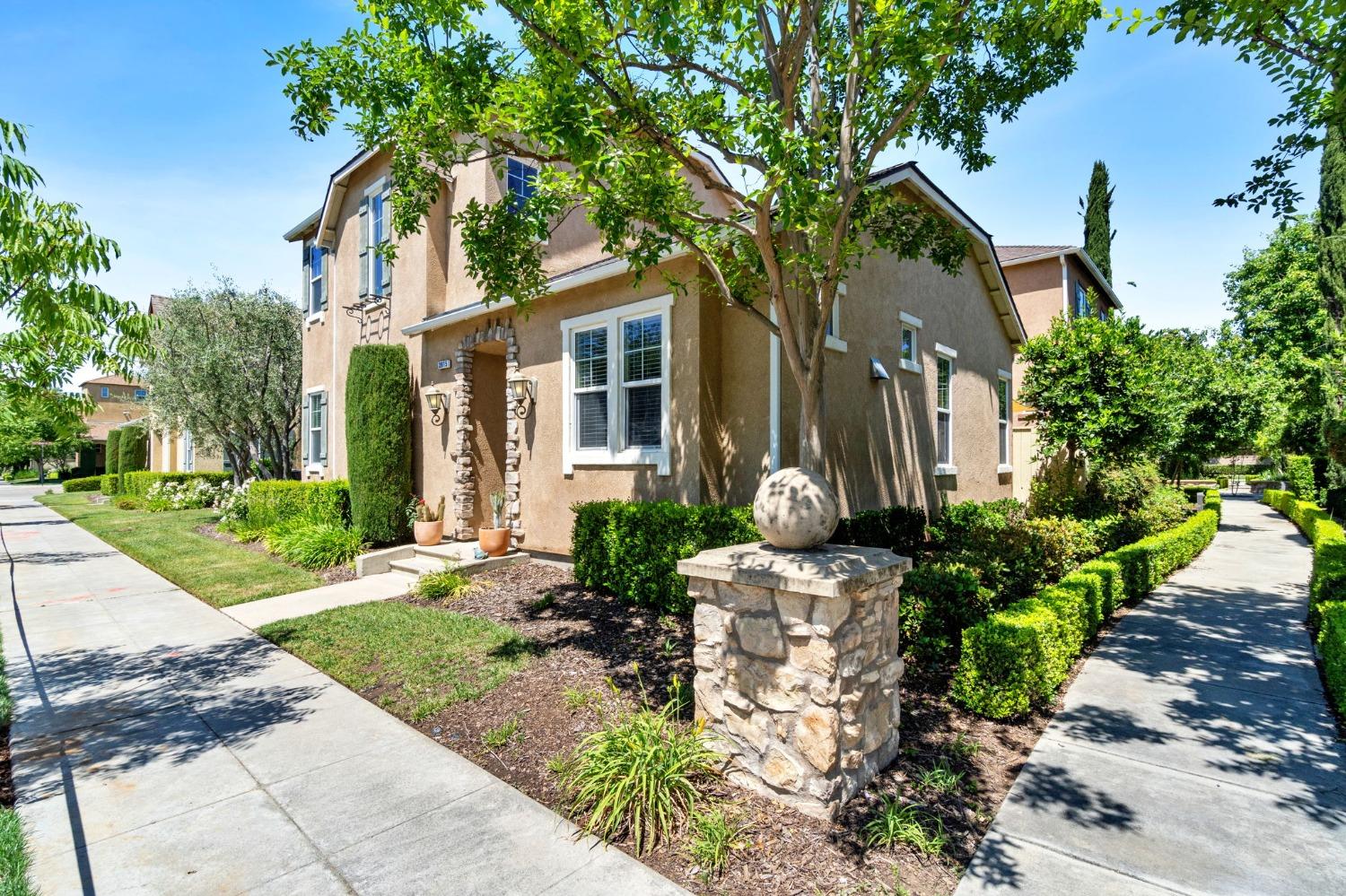 3915 Harlan Ranch Boulevard Clovis, CA 93619 - Photo 2 of 27 a front view of a house with garden