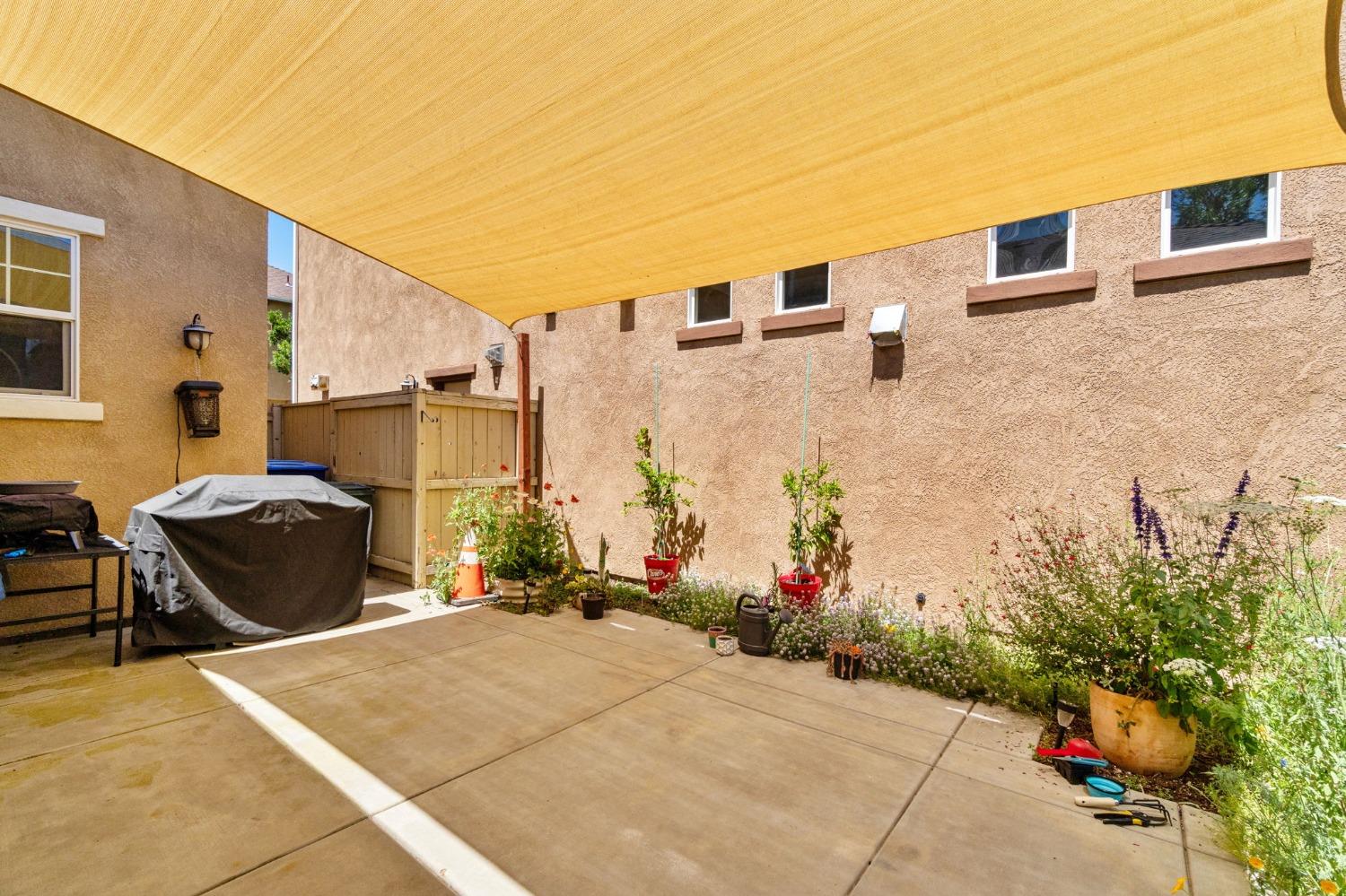 3915 Harlan Ranch Boulevard Clovis, CA 93619 - Photo 26 of 27 a backyard of a house with table and chairs