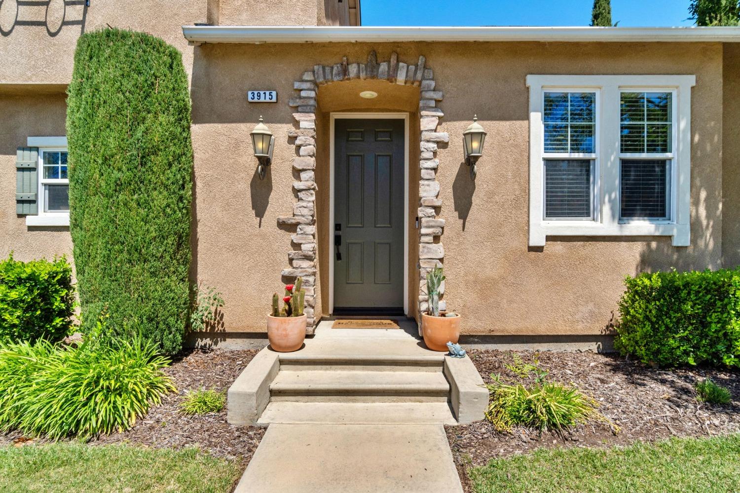 3915 Harlan Ranch Boulevard Clovis, CA 93619 - Photo 3 of 27 a front view of a house