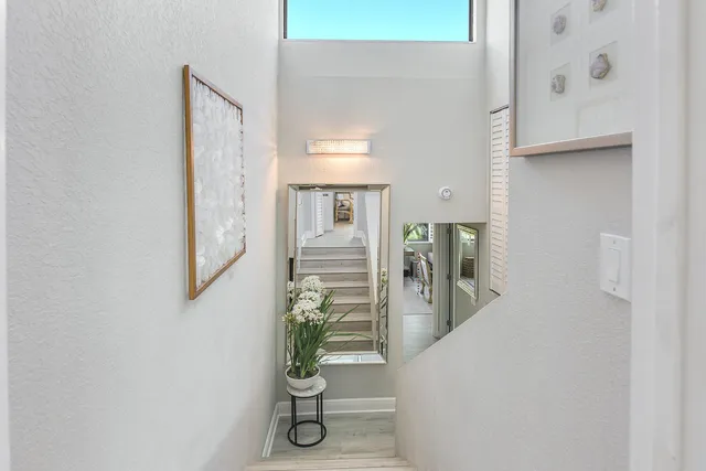 a view of entryway and kitchen