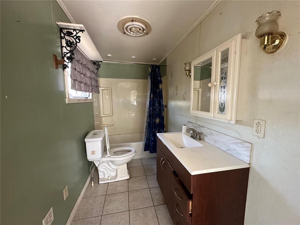 513 West Main Street Wauchula, FL 33873 - Photo 33 of 43 a bathroom with a sink a toilet and mirror