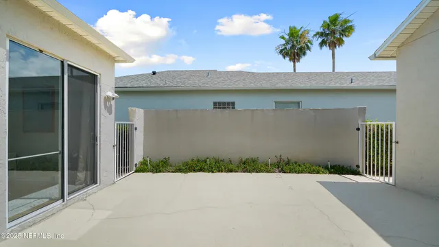 a view of a house with backyard and porch