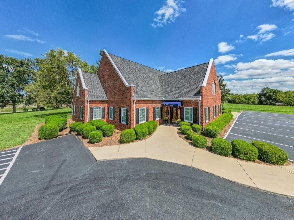 1404 North Main Street Shelbyville, TN 37160 - Photo 7 of 27 a front view of a house with a yard