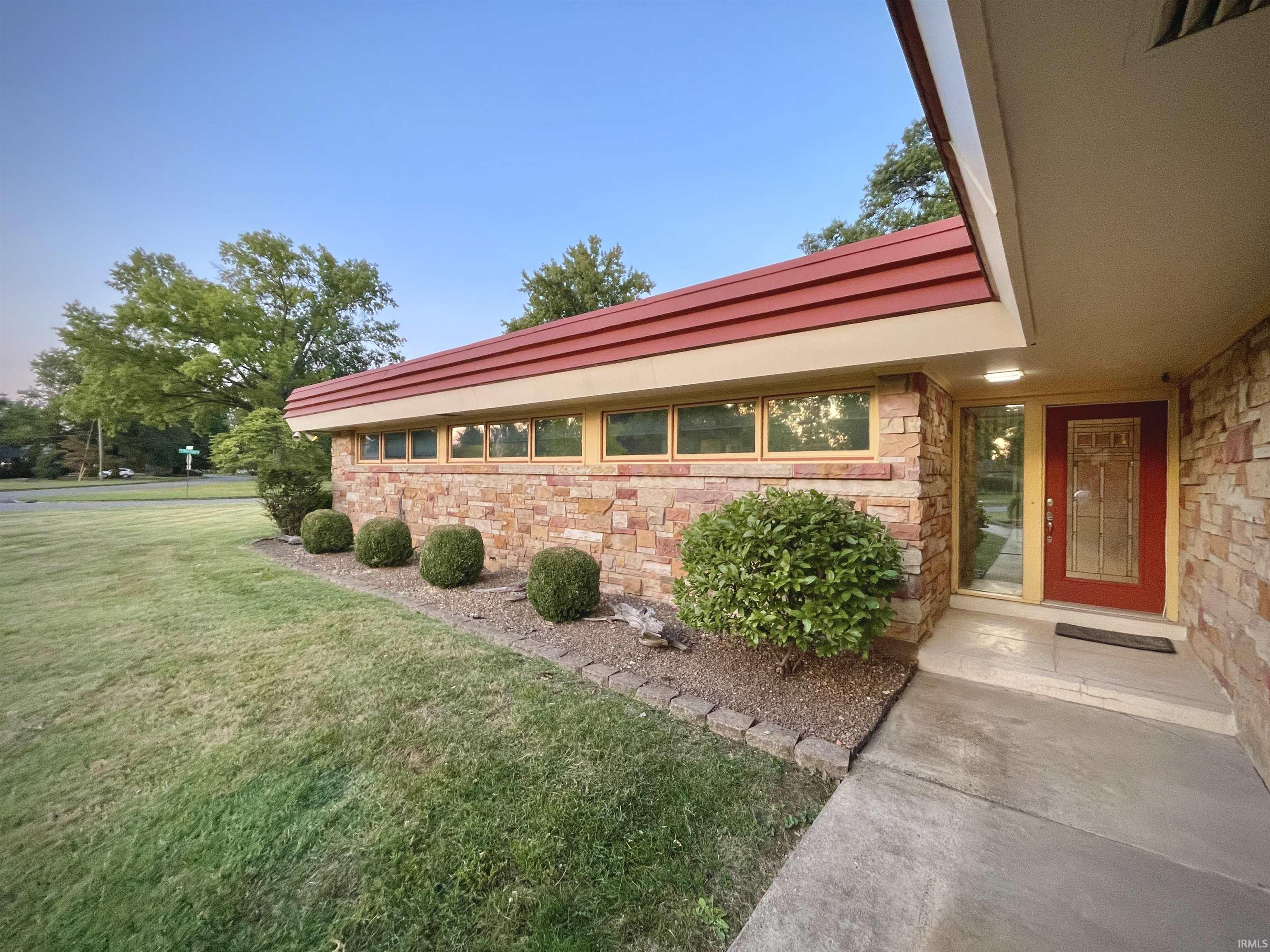 950 South Meadow Road Evansville, IN 47714 - Photo 3 of 36 Gallery Image 3