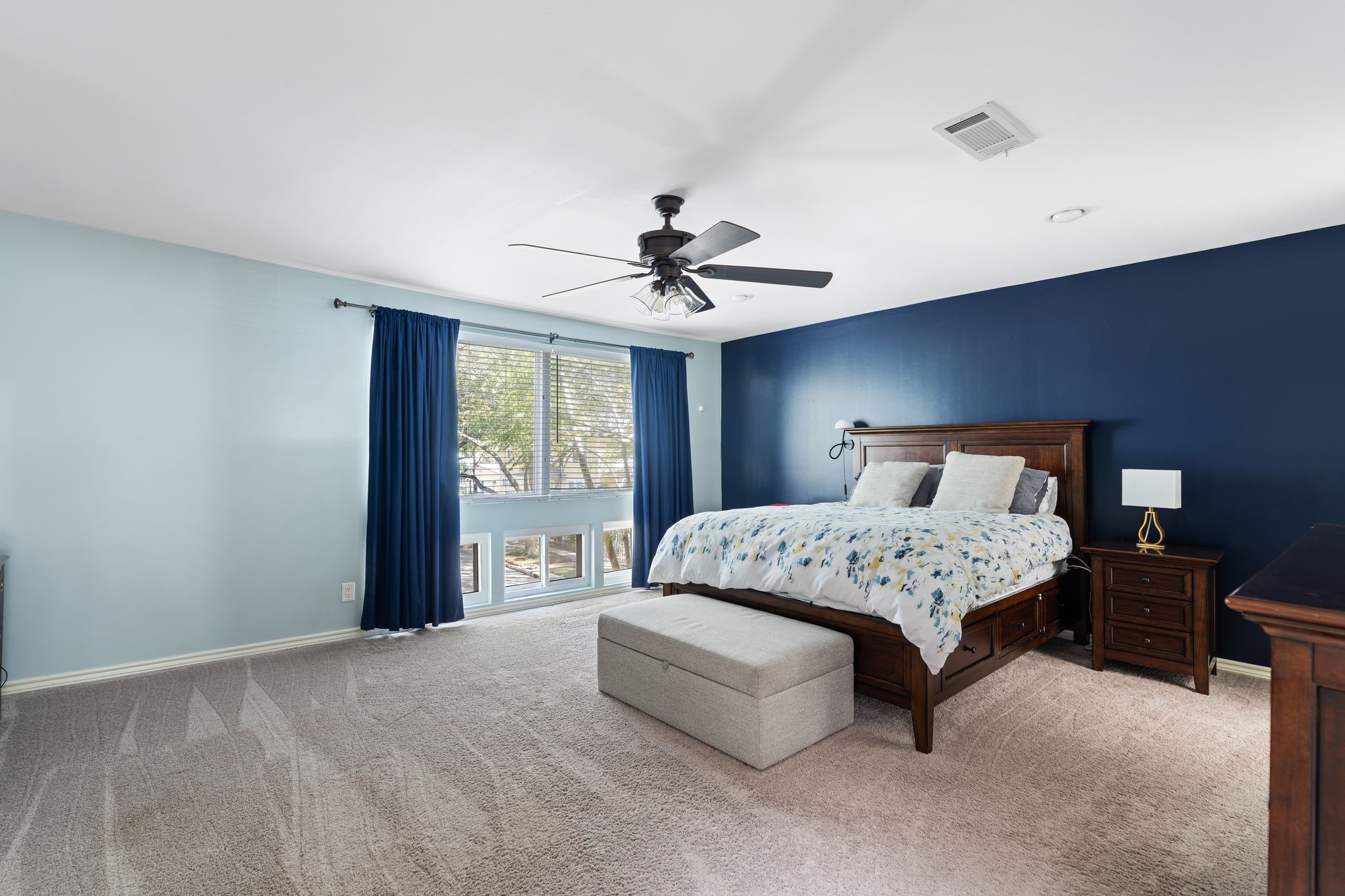 2612 Yupon Street Houston, TX 77006 - Photo 21 of 41 Large primary bedroom features abundant natural light from multiple windows and generous space for flexible furniture arrangements.