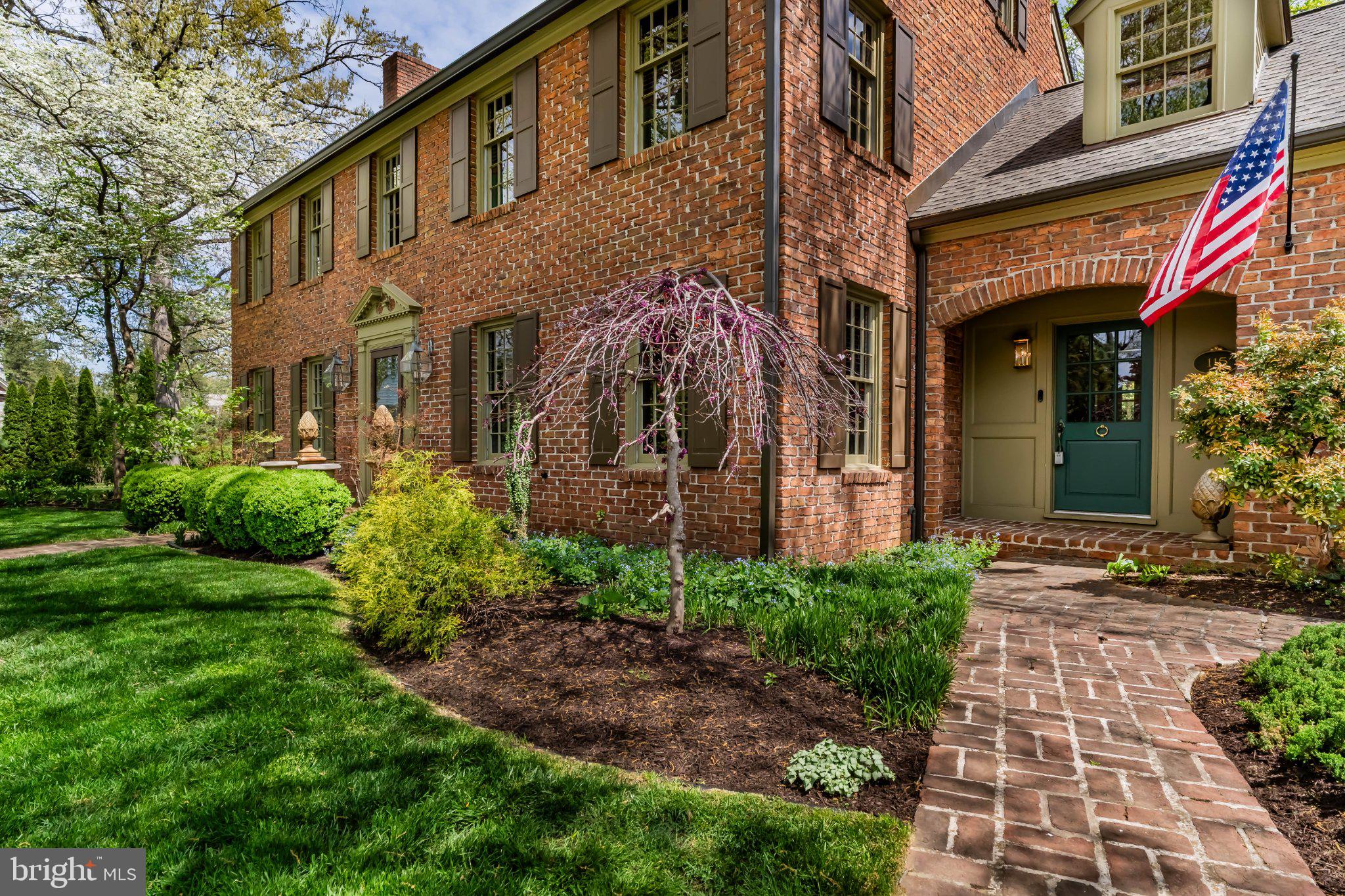 115 Kenwood Road Chambersburg, PA 17201 - Photo 3 of 74 a front view of a house with garden