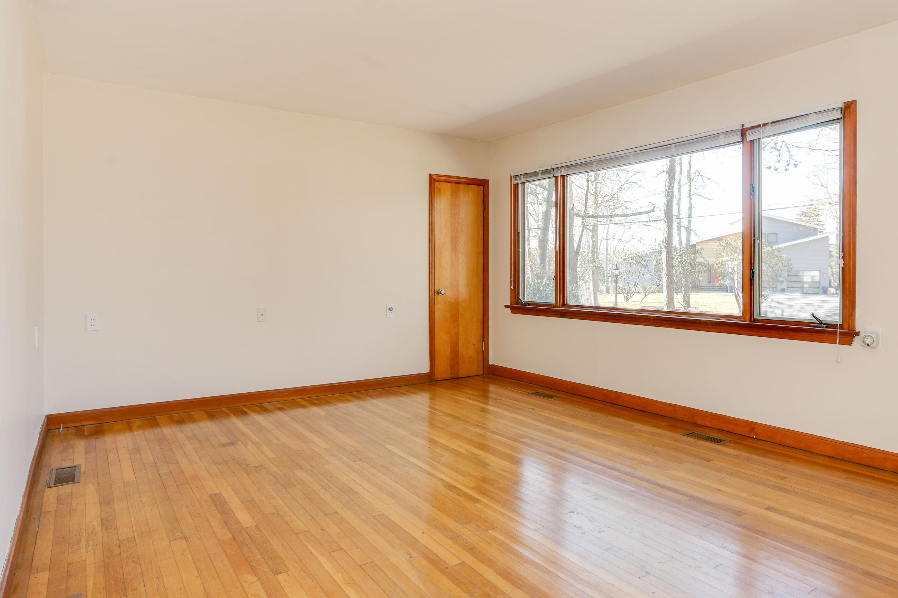 625 Poponessett Road Cotuit, MA 02635 - Photo 4 of 32 625PopLR-9