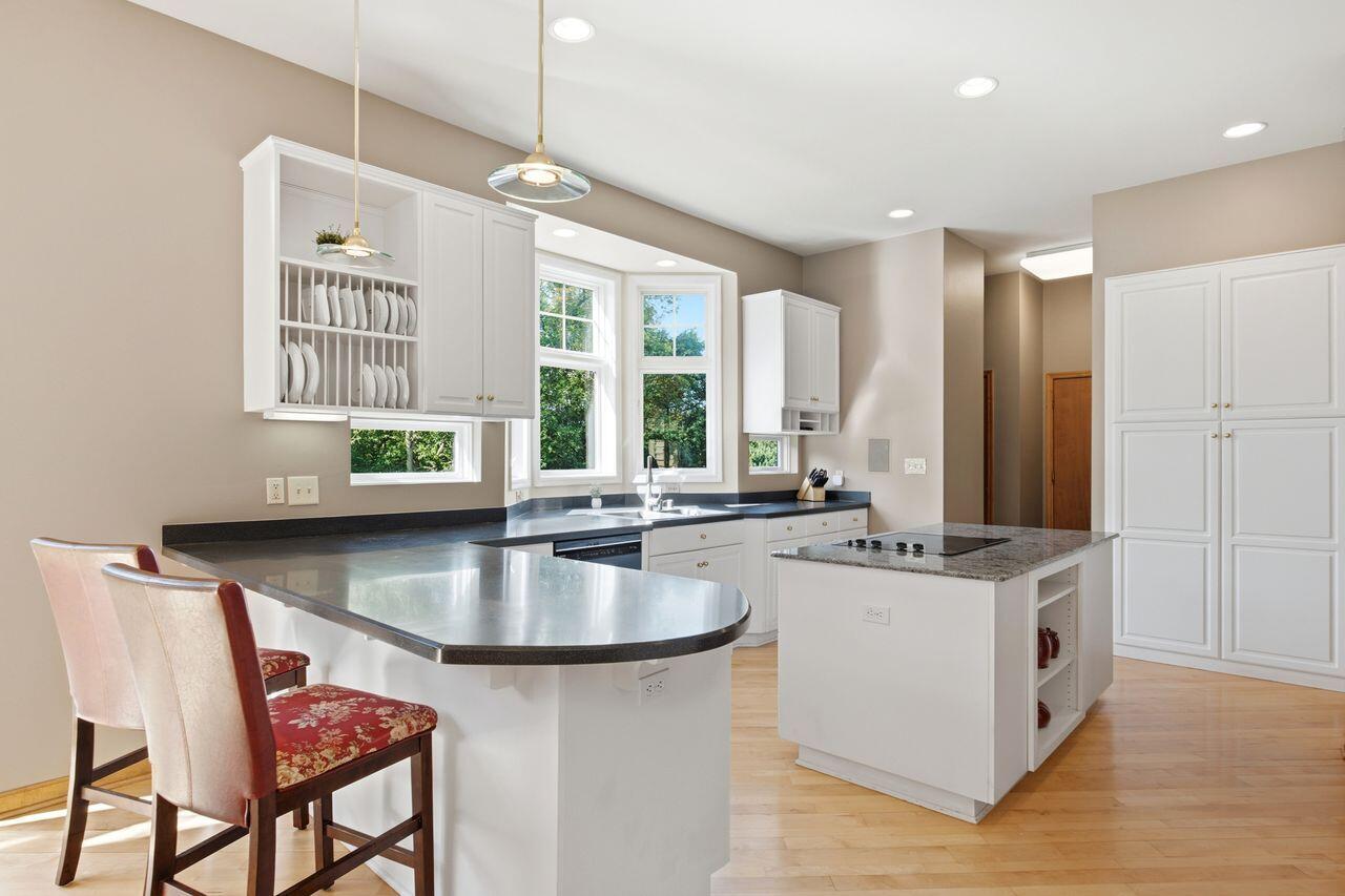 W291S5279 Ridgefield Road Genesee, WI 53189 - Photo 13 of 41 Kitchen
