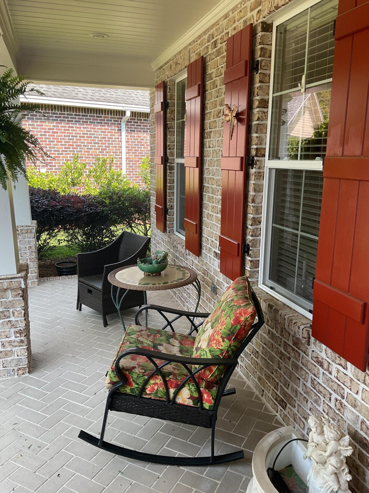 55 Derby Downs Circle Niceville, FL 32578 - Photo 4 of 34 a living room with furniture