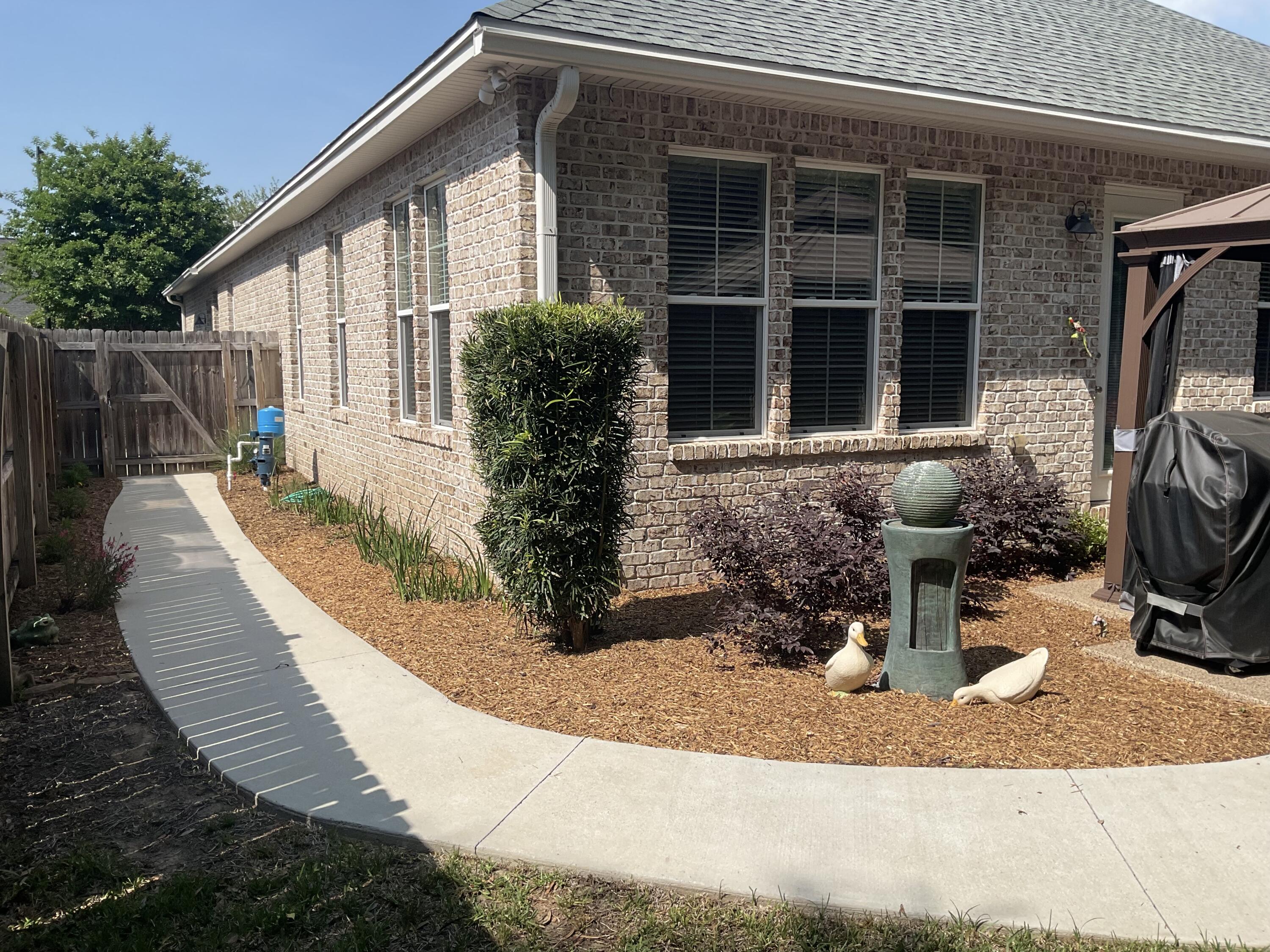 55 Derby Downs Circle Niceville, FL 32578 - Photo 5 of 34 a front view of a house with garden