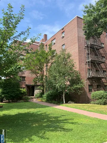 $198,900 | 400 Fairview Avenue, Unit 1H, Fort Lee, NJ 07024