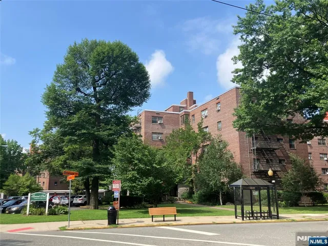 $198,900 | 400 Fairview Avenue, Unit 1H, Fort Lee, NJ 07024