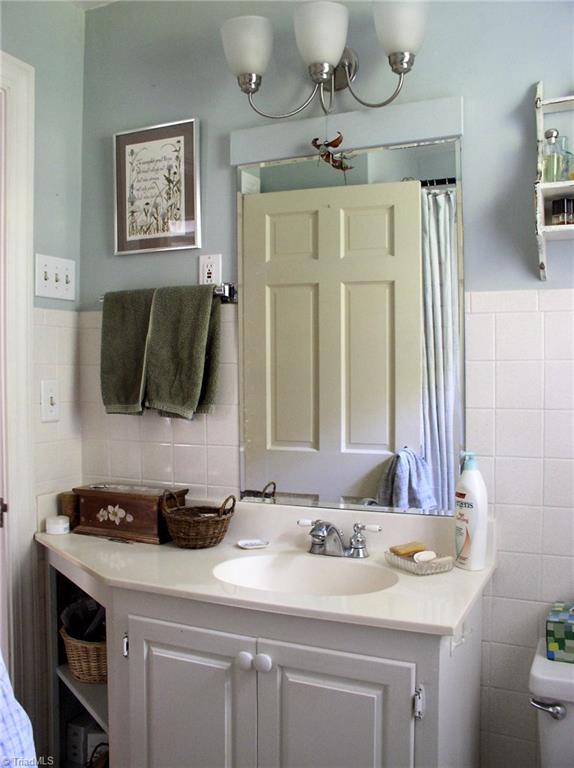 383 Hawthorne Road Elkin, NC 28621 - Photo 17 of 30 Upstairs full bath vanity, tub and shower.