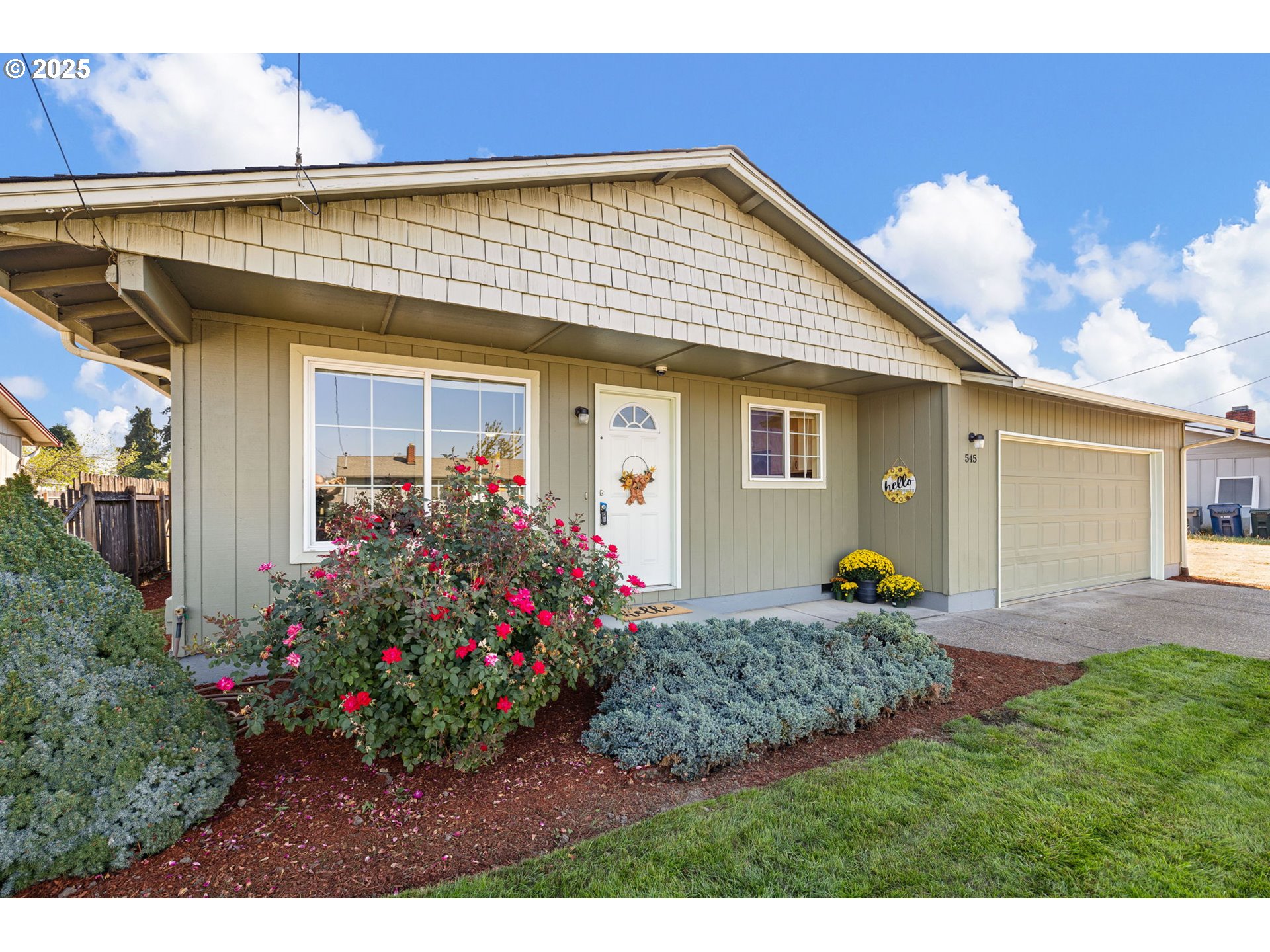 545 38th Street Springfield, OR 97478 - Photo 4 of 35 a view of a house with a backyard