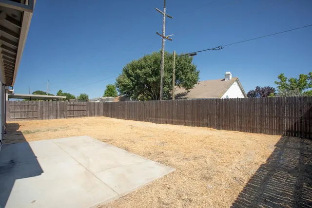 a view of a backyard