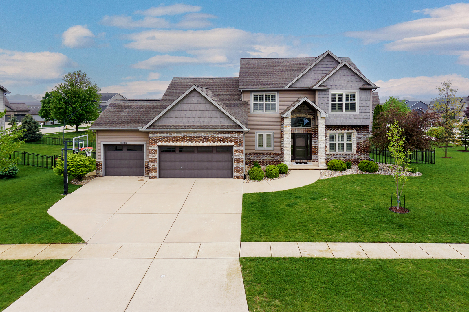5108 Londonderry Road Bloomington, IL 61705 - Photo 1 of 37 Gallery Image 1