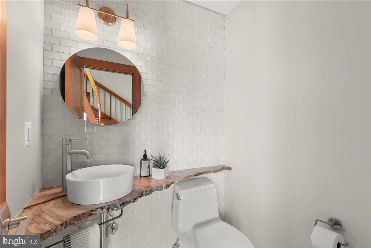 4711 24th Road North Arlington, VA 22207 - Photo 32 of 106 Powder room on main level