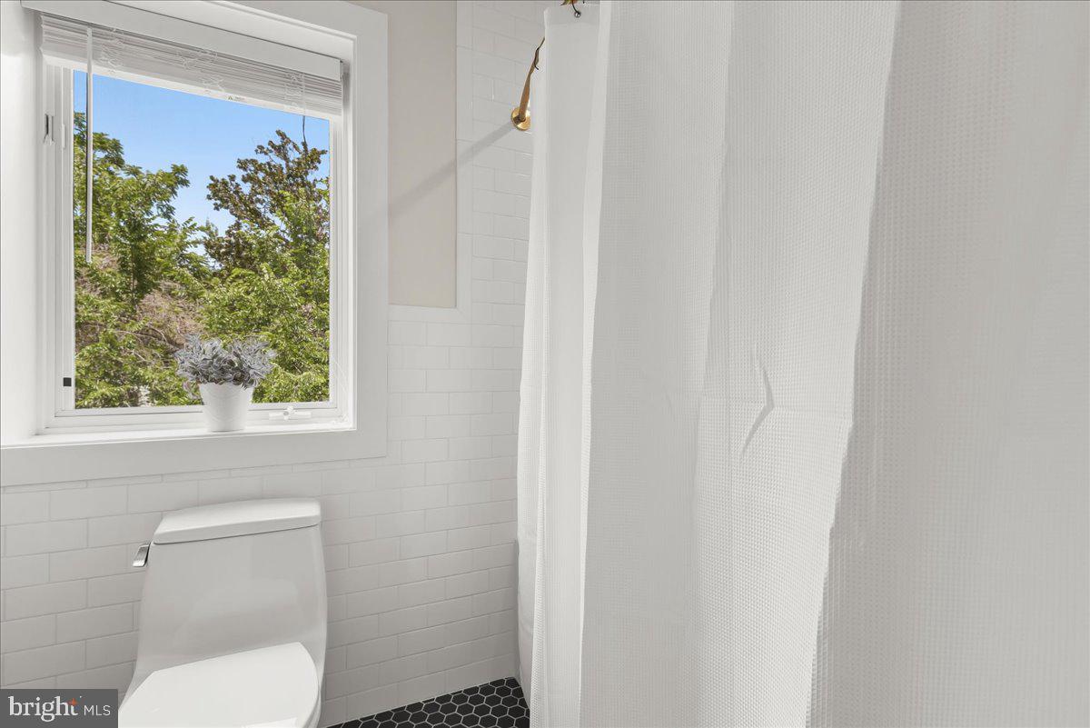 4711 24th Road North Arlington, VA 22207 - Photo 53 of 106 Separate room for toilet and tub