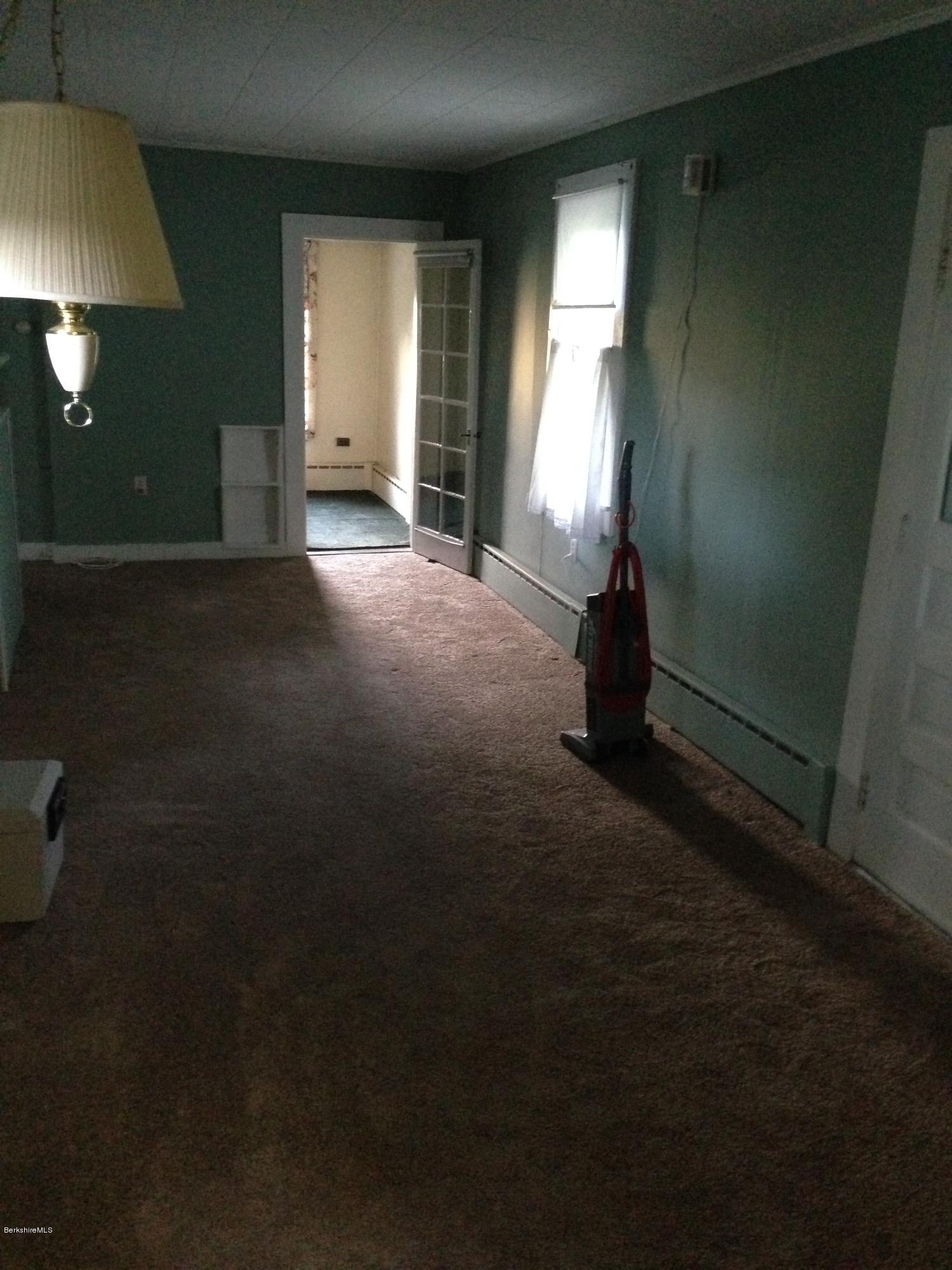 35 Upland Road Pittsfield, MA 01201 - Photo 10 of 16 Livingroom