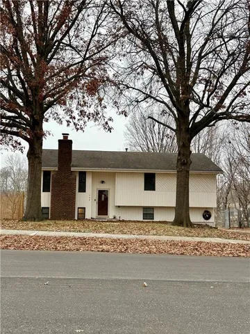 $290,000 | 305 Northeast Sunnyside School Road, Blue Springs, MO 64014