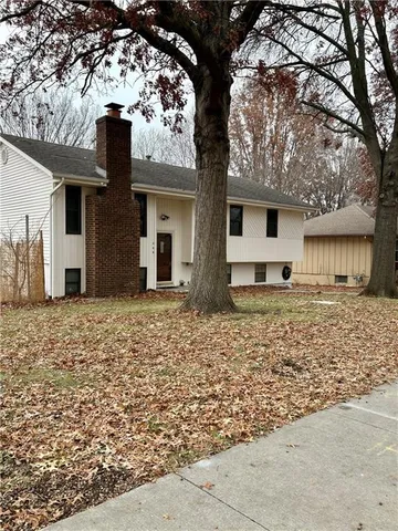 $290,000 | 305 Northeast Sunnyside School Road, Blue Springs, MO 64014