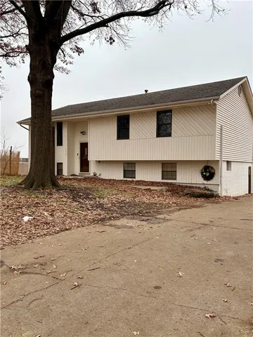 $290,000 | 305 Northeast Sunnyside School Road, Blue Springs, MO 64014
