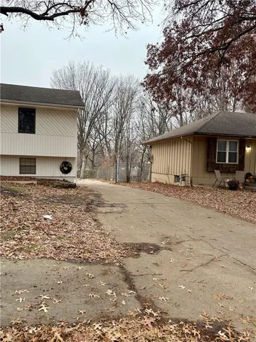 $290,000 | 305 Northeast Sunnyside School Road, Blue Springs, MO 64014