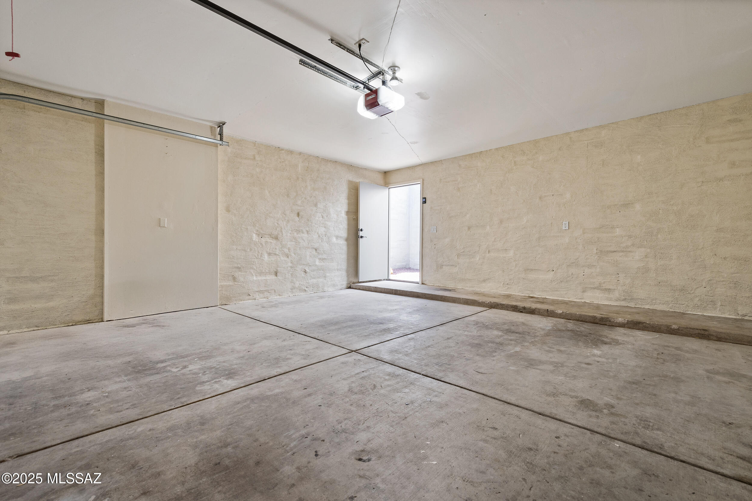 7487 East Wandering Road Tucson, AZ 85750 - Photo 26 of 31 garage