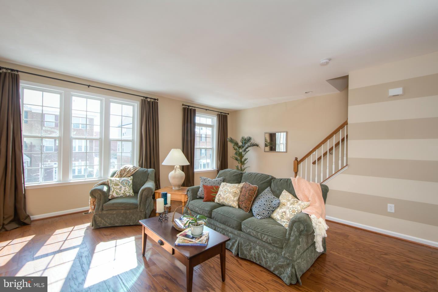 42776 Hay Road Ashburn, VA 20147 - Photo 4 of 30 Living Room