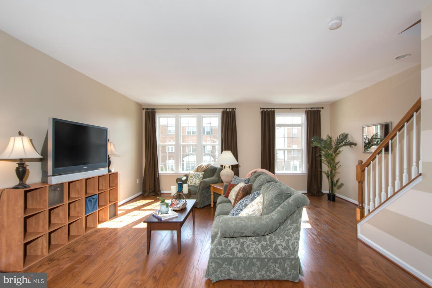 42776 Hay Road Ashburn, VA 20147 - Photo 5 of 30 Living Room