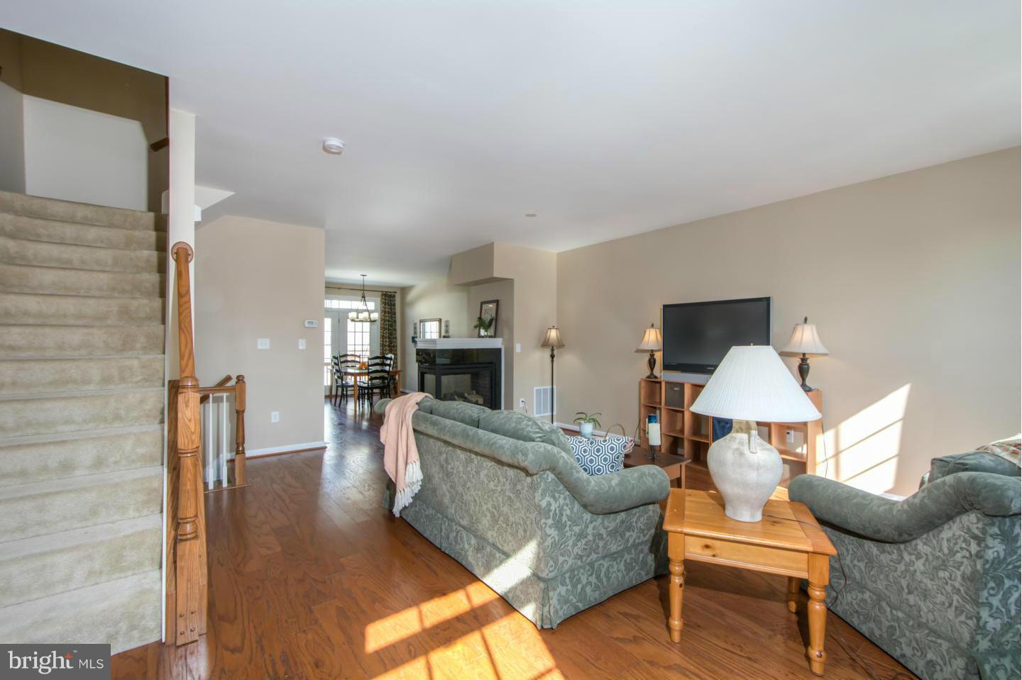 42776 Hay Road Ashburn, VA 20147 - Photo 7 of 30 Living Room