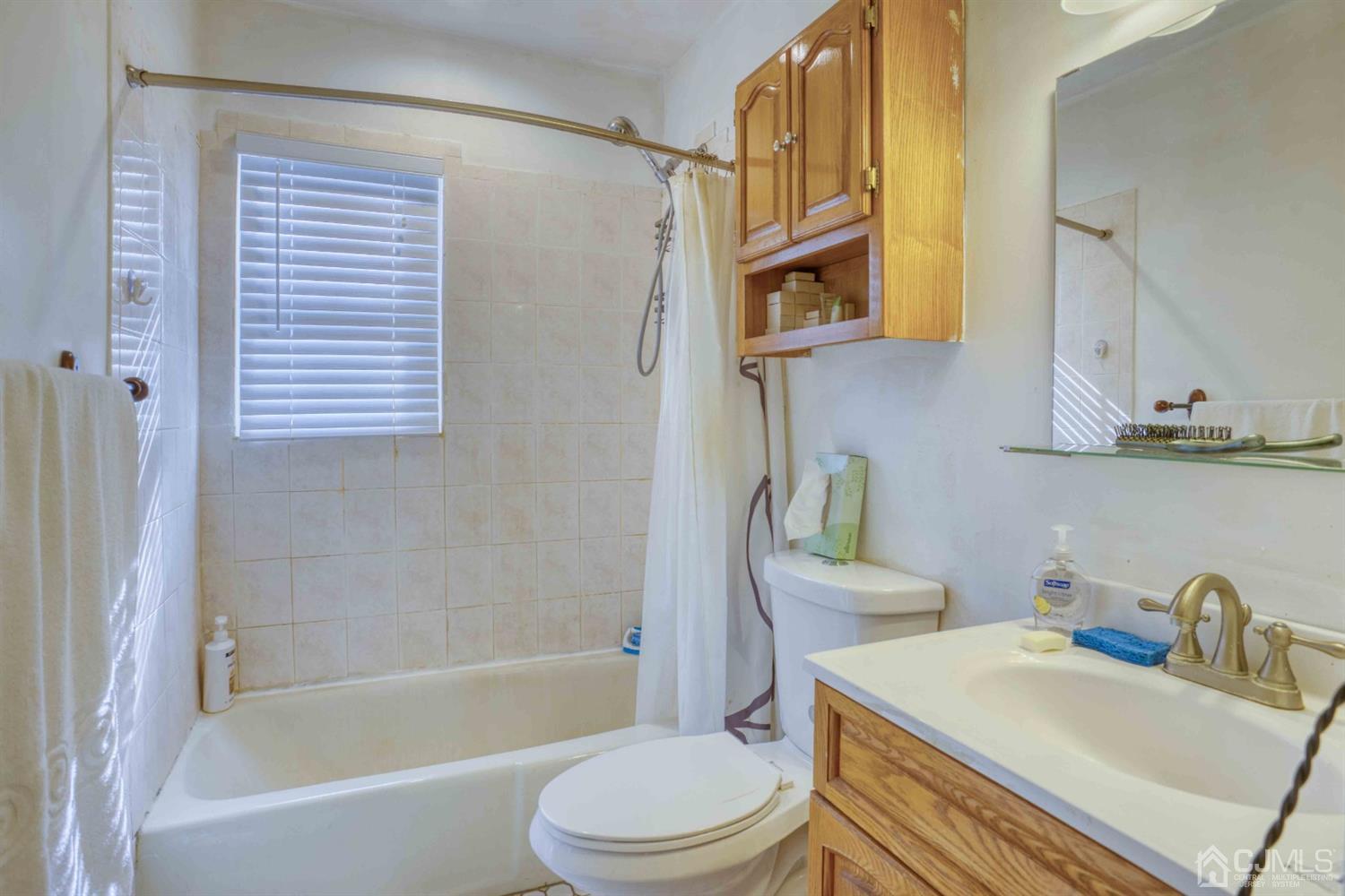 19 Hill Road Edison, NJ 08817 - Photo 13 of 19 a bathroom with a sink toilet and bathtub