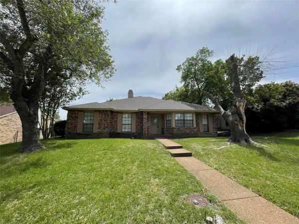 $1,995 | 1052 Twin Falls Drive, DeSoto, TX 75115