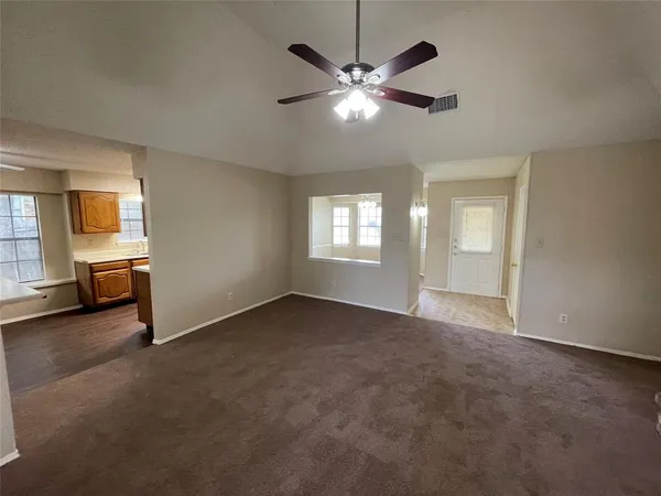 $1,995 | 1052 Twin Falls Drive, DeSoto, TX 75115