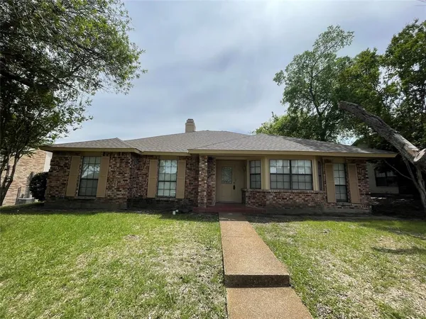 $1,995 | 1052 Twin Falls Drive, DeSoto, TX 75115
