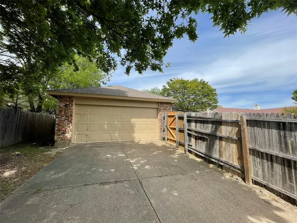 $1,995 | 1052 Twin Falls Drive, DeSoto, TX 75115