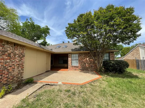 $1,995 | 1052 Twin Falls Drive, DeSoto, TX 75115